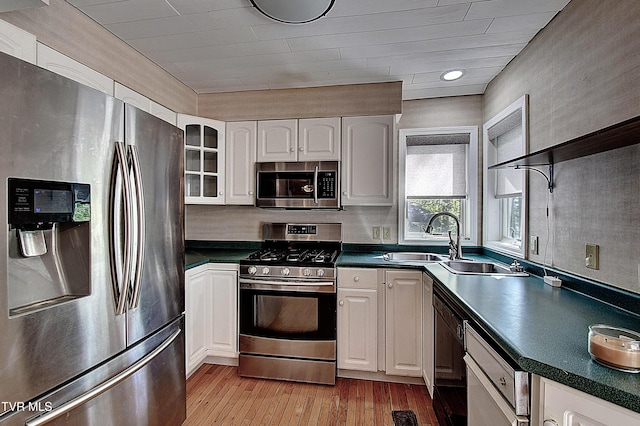 455 Carlton Rd, Bristol, TN 37620 - kitchen featuring dark countertops, stainless steel appliances, light wood-style floors, and a sink