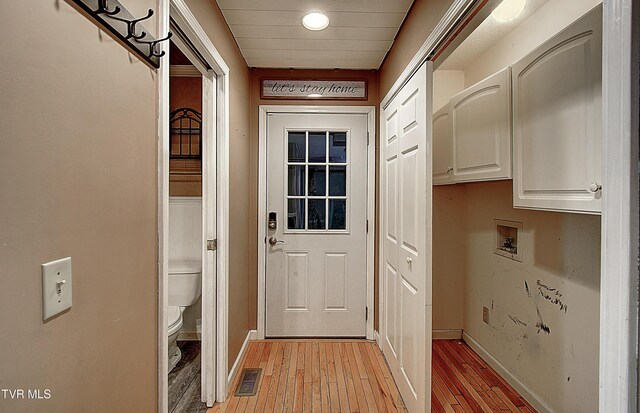 455 Carlton Rd, Bristol, TN 37620 - doorway with light wood-style floors, visible vents, and baseboards