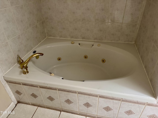 455 Carlton Rd, Bristol, TN 37620 - room details featuring a jetted tub
