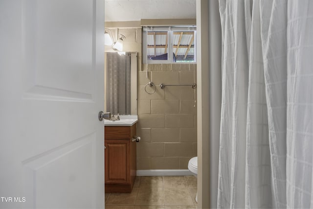 610 Pine Hill Rd, Elizabethton, TN 37643 - bathroom featuring tile patterned floors, toilet, a shower with shower curtain, and vanity