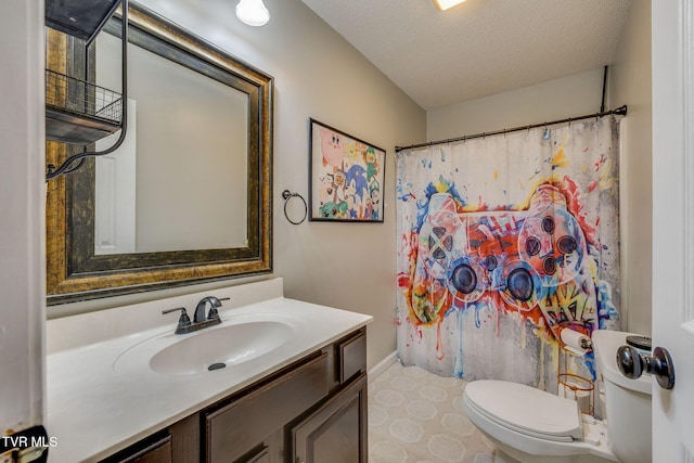 full bath featuring a textured ceiling, a shower with shower curtain, baseboards, toilet, and vanity