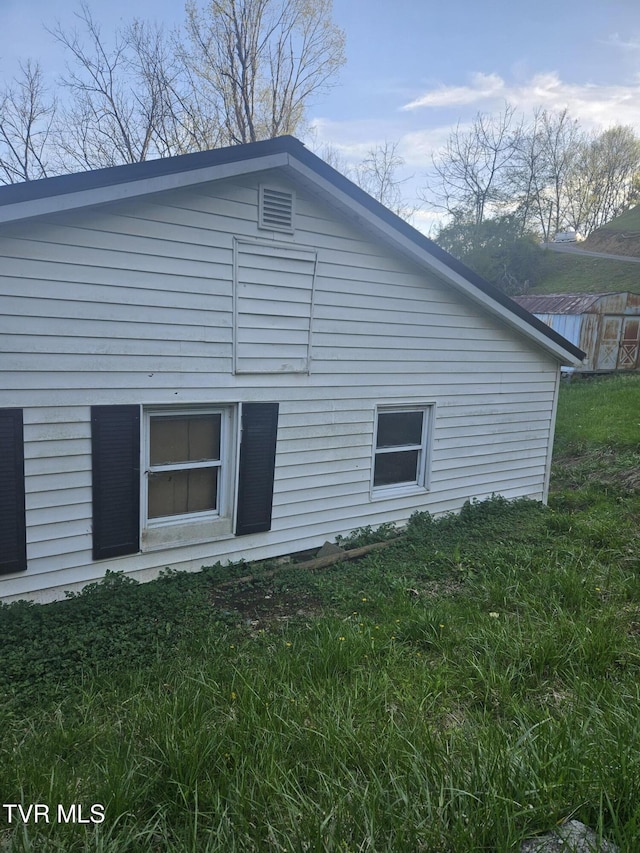 view of side of property featuring a lawn
