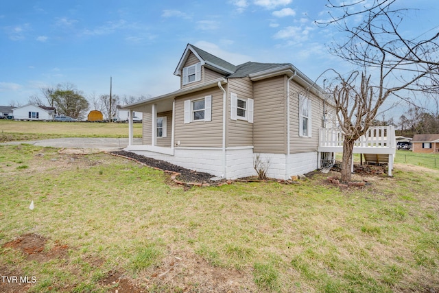 view of side of property featuring a lawn