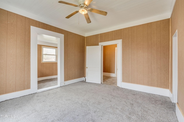 carpeted empty room featuring a ceiling fan