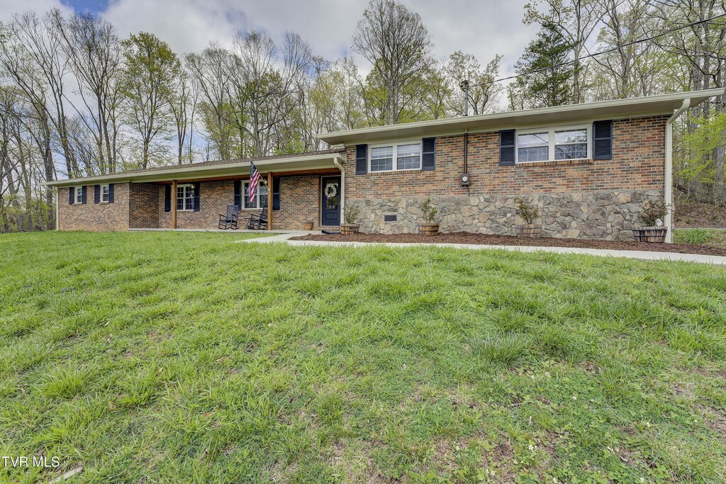 368 New Hope Rd, Jonesborough, TN 37659 - split level home with brick siding and a front lawn