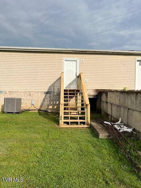 2847 Carrollwood Heights Rd, Kingsport, TN 37660 - back of property featuring cooling unit, a yard, and crawl space