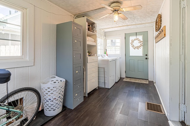313 SE Tanner St, Abingdon, VA 24210 - clothes washing area featuring washing machine and clothes dryer, ceiling fan, laundry area, dark wood finished floors, and visible vents