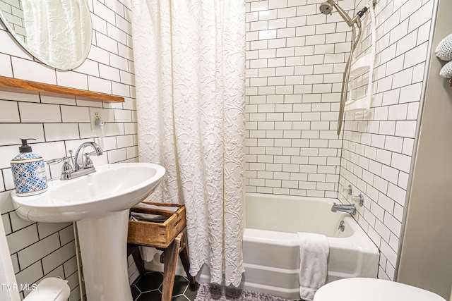 313 SE Tanner St, Abingdon, VA 24210 - bathroom featuring shower / bath combination with curtain, toilet, a sink, tile walls, and decorative backsplash