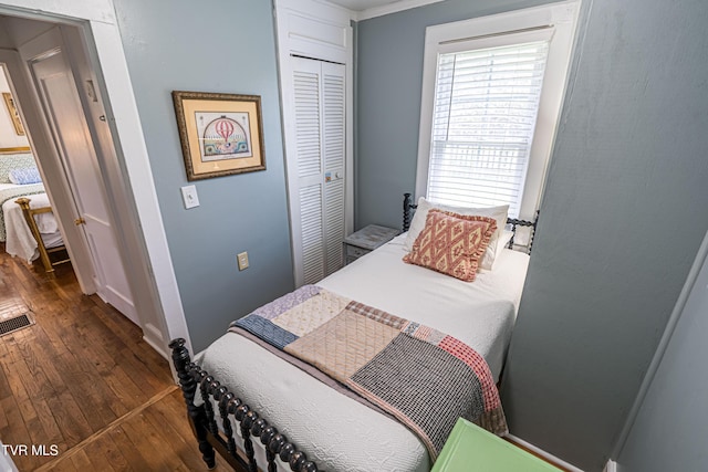 313 SE Tanner St, Abingdon, VA 24210 - bedroom featuring hardwood / wood-style floors, baseboards, a closet, and visible vents
