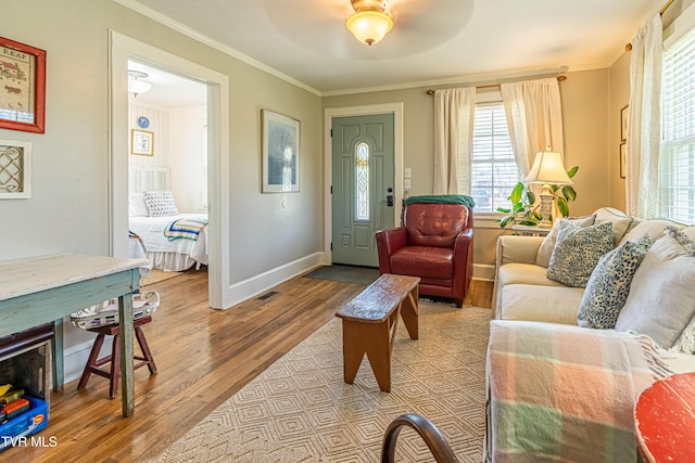 313 SE Tanner St, Abingdon, VA 24210 - living room featuring ornamental molding, baseboards, wood finished floors, and ceiling fan