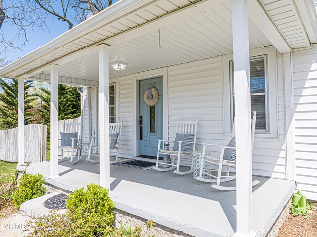 313 SE Tanner St, Abingdon, VA 24210 - entrance to property featuring fence and covered porch