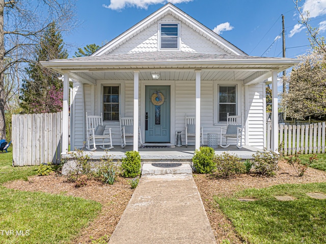 313 SE Tanner St, Abingdon, VA 24210 - bungalow-style house featuring a porch and fence