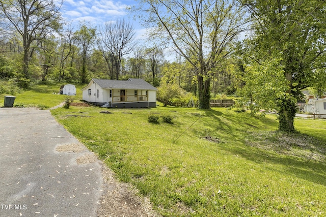 1219 Ledford St, Elizabethton, TN 37643 - bungalow-style house featuring a front yard, crawl space, and asphalt driveway