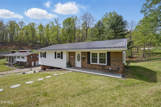 536 Chadwell Rd, Kingsport, TN 37660 - ranch-style house with brick siding, a front yard, covered porch, and metal roof