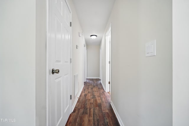 536 Chadwell Rd, Kingsport, TN 37660 - corridor with dark wood-type flooring, visible vents, and baseboards