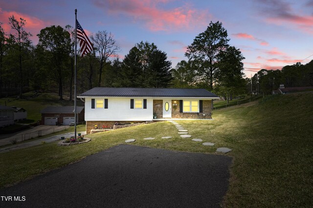 536 Chadwell Rd, Kingsport, TN 37660 - view of front facade featuring an outdoor structure, fence, a yard, and metal roof
