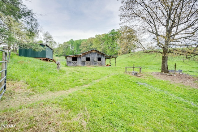 view of yard with an outbuilding