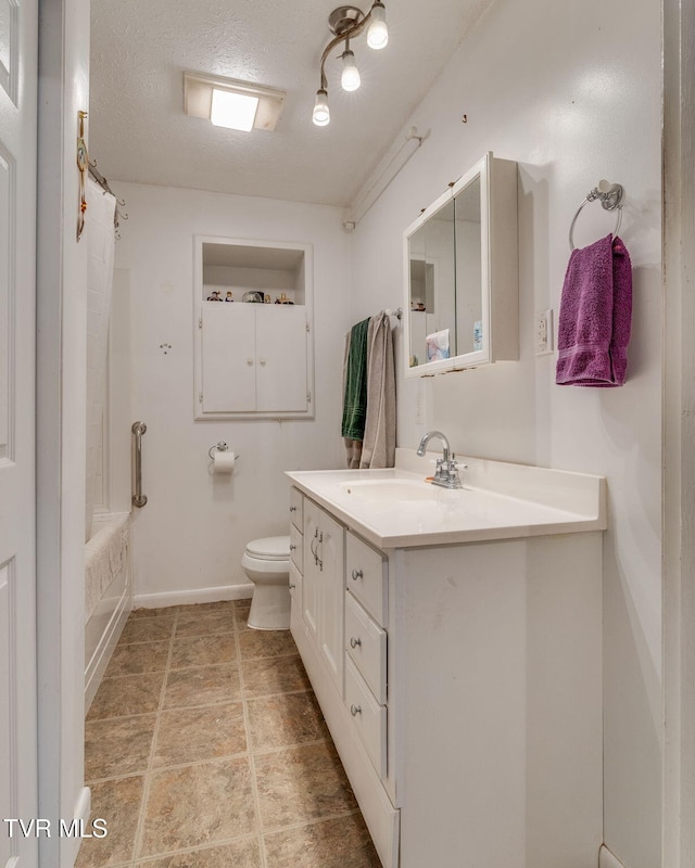 full bath with vanity, shower / bathtub combination with curtain, baseboards, and toilet