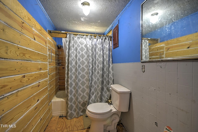 4418 Weaver Pike, Bluff City, TN 37618 - bathroom featuring a wainscoted wall, shower / bath combination with curtain, wood finished floors, toilet, and a textured ceiling