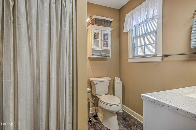 344 Virginia Dr, Bristol, VA 24201 - bathroom with a shower with curtain, baseboards, toilet, and vanity