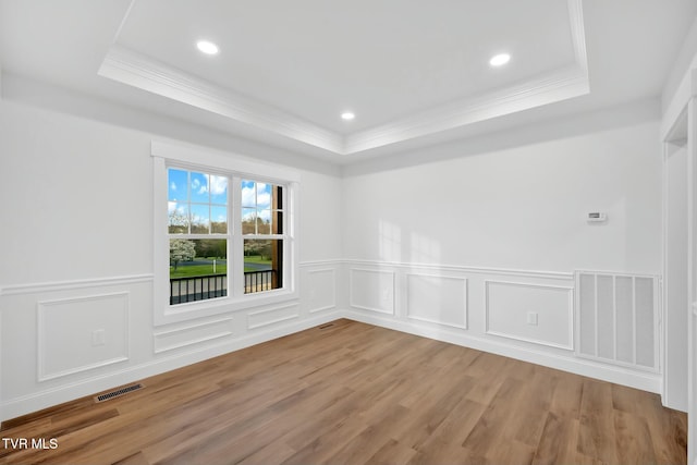 330 Bogey Dr, Abingdon, VA 24211 - spare room featuring a tray ceiling, visible vents, ornamental molding, and wainscoting