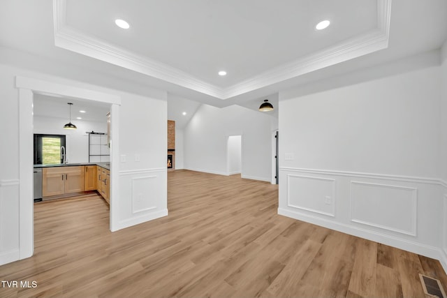 330 Bogey Dr, Abingdon, VA 24211 - empty room featuring a tray ceiling, visible vents, and ornamental molding