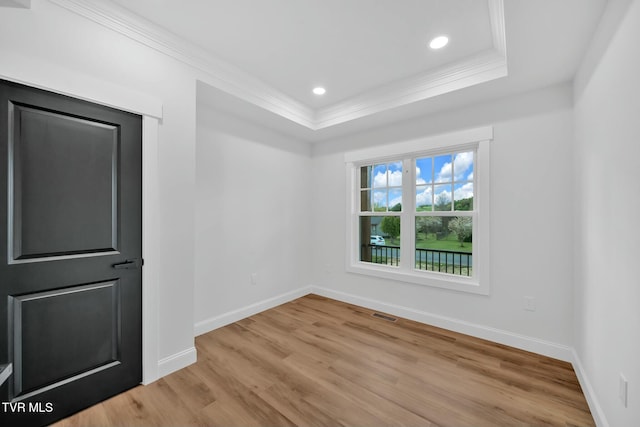 330 Bogey Dr, Abingdon, VA 24211 - empty room featuring recessed lighting, a tray ceiling, ornamental molding, light wood-type flooring, and baseboards