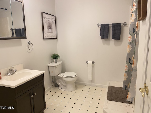 full bathroom with curtained shower, baseboards, toilet, and vanity