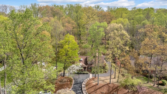 birds eye view of property featuring a forest view