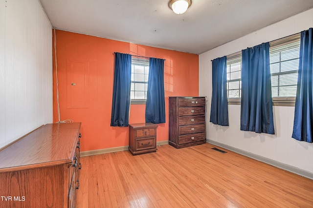 2856 Watauga Rd, Johnson City, TN 37601 - bedroom featuring light wood-type flooring, visible vents, and baseboards