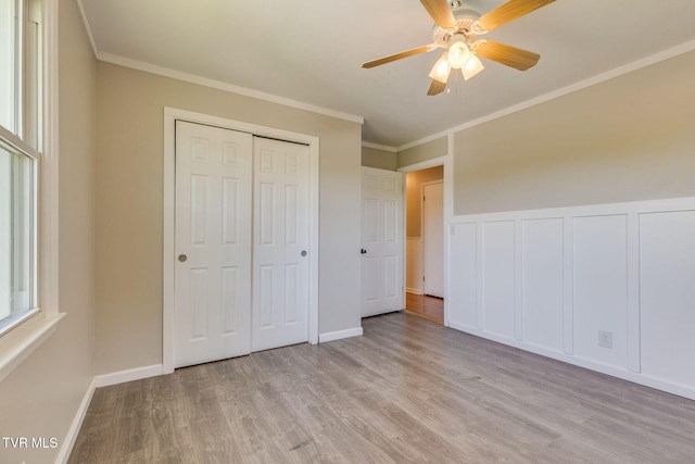 112 Fairwood St, Kingsport, TN 37660 - unfurnished bedroom with a ceiling fan, crown molding, light wood-style floors, and a closet