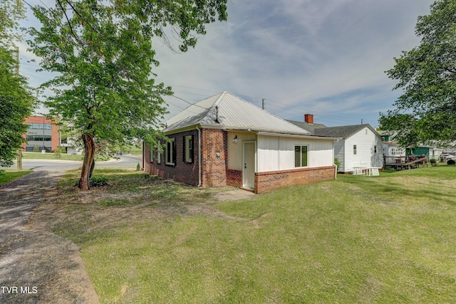 908 Columbia Rd, Bristol, TN 37620 - view of front of home featuring a chimney, brick siding, and a front yard