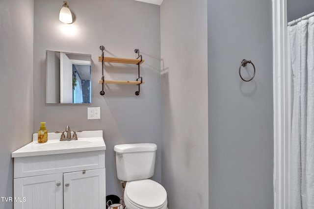 full bath featuring toilet, curtained shower, and vanity