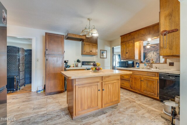 226 Delaney St, Bristol, TN 37620 - kitchen with a sink, hanging light fixtures, black appliances, a notable chandelier, and a kitchen island