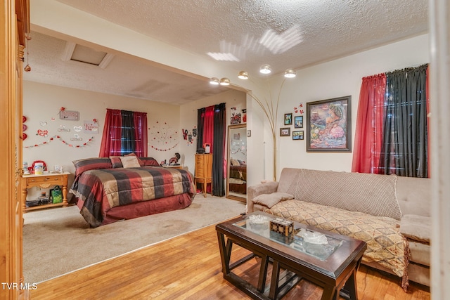 226 Delaney St, Bristol, TN 37620 - bedroom featuring arched walkways, light wood-type flooring, and a textured ceiling
