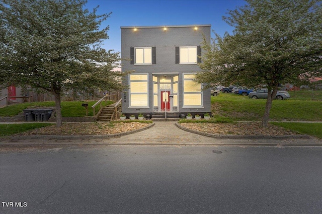 809 E Sullivan St, Kingsport, TN 37660 - modern home featuring a front yard