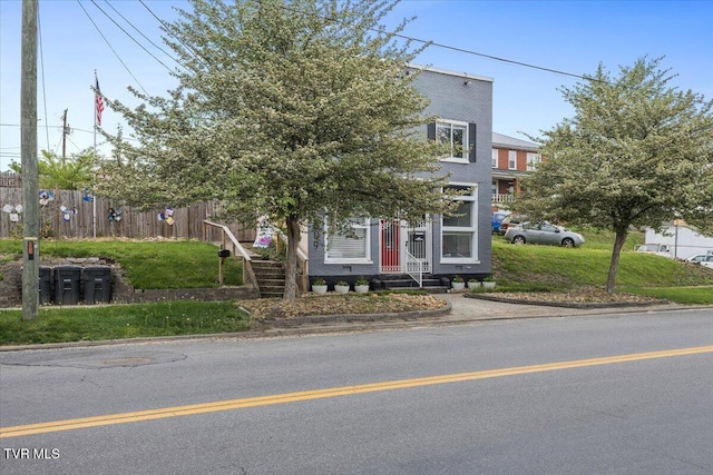 809 E Sullivan St, Kingsport, TN 37660 - view of front facade with fence and entry steps