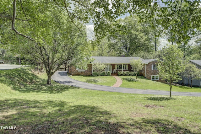 103 Dogwood Ln, Johnson City, TN 37604 - ranch-style home featuring a front lawn and brick siding