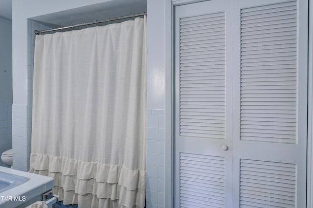 103 Dogwood Ln, Johnson City, TN 37604 - interior details featuring toilet, a shower with curtain, and a closet