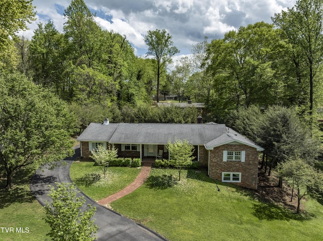 103 Dogwood Ln, Johnson City, TN 37604 - ranch-style house featuring a chimney, brick siding, and a front yard