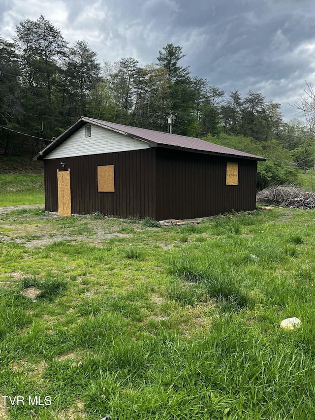 view of outdoor structure with an outbuilding