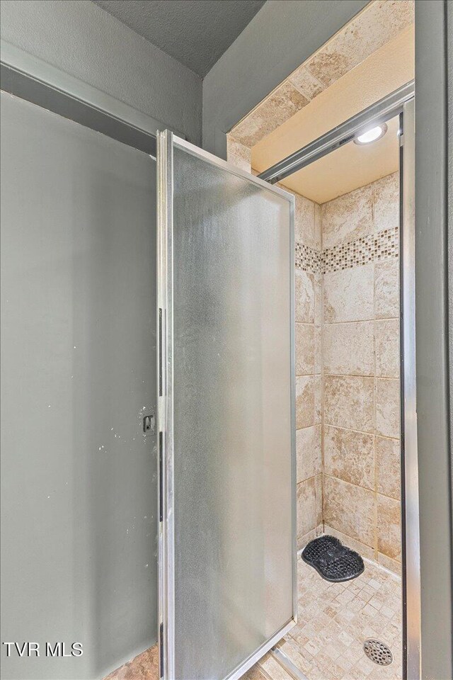 1902 Lamont St, Kingsport, TN 37664 - full bath featuring a shower stall