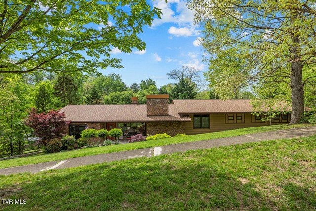 1902 Lamont St, Kingsport, TN 37664 - ranch-style home with a chimney and a front yard