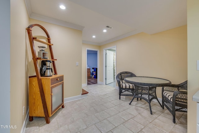 dining room with visible vents, recessed lighting, ornamental molding, and baseboards