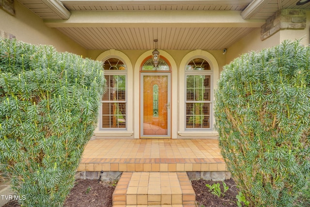 view of exterior entry with stucco siding