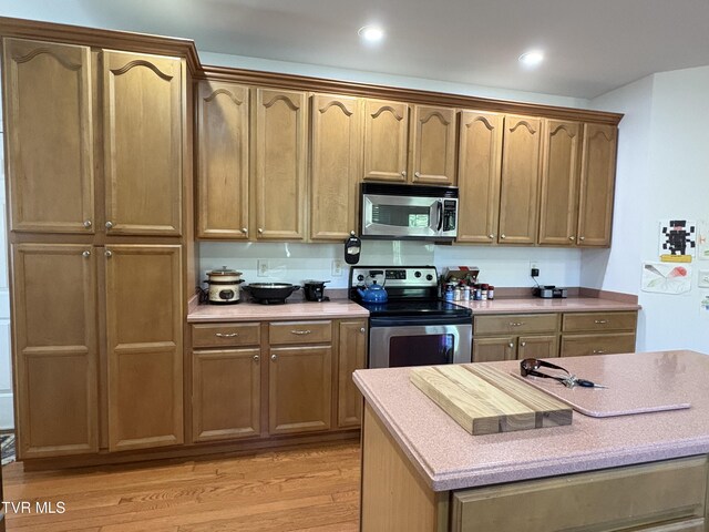 142 Oakwell Ln, Jonesborough, TN 37659 - kitchen featuring recessed lighting, stainless steel appliances, light wood-style floors, and light countertops
