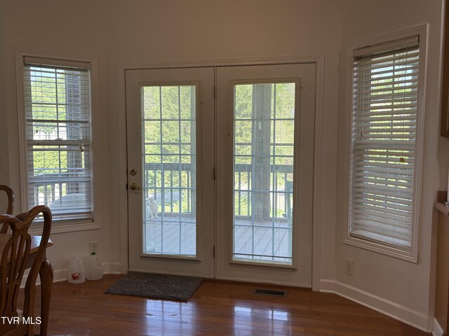 142 Oakwell Ln, Jonesborough, TN 37659 - entryway featuring wood finished floors, visible vents, and baseboards