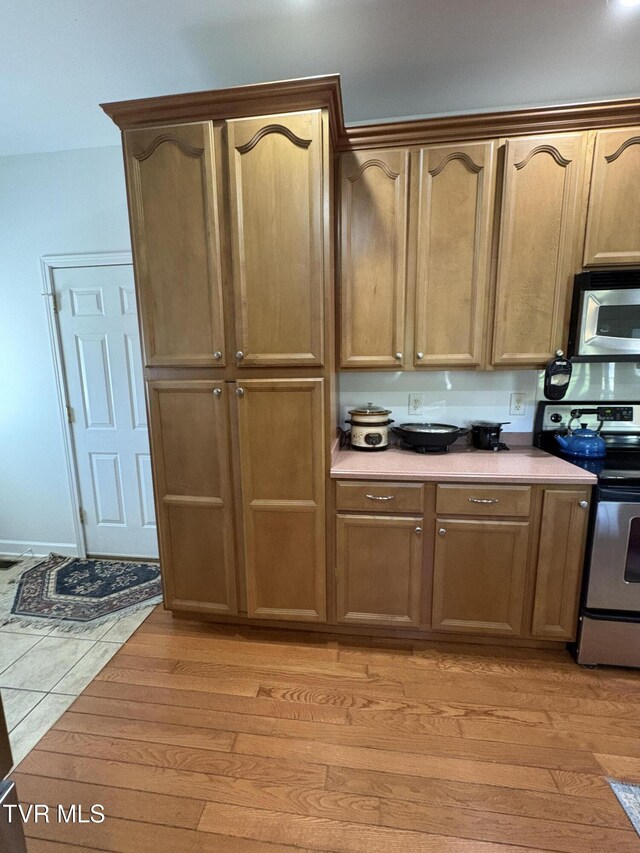 142 Oakwell Ln, Jonesborough, TN 37659 - kitchen with light countertops, appliances with stainless steel finishes, and light wood-type flooring