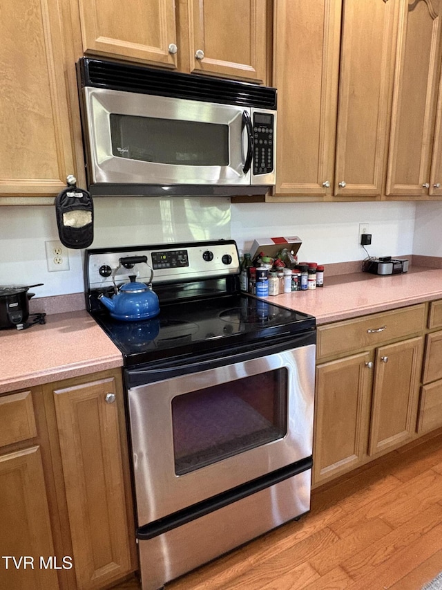 142 Oakwell Ln, Jonesborough, TN 37659 - kitchen with light wood-style flooring, appliances with stainless steel finishes, and light countertops