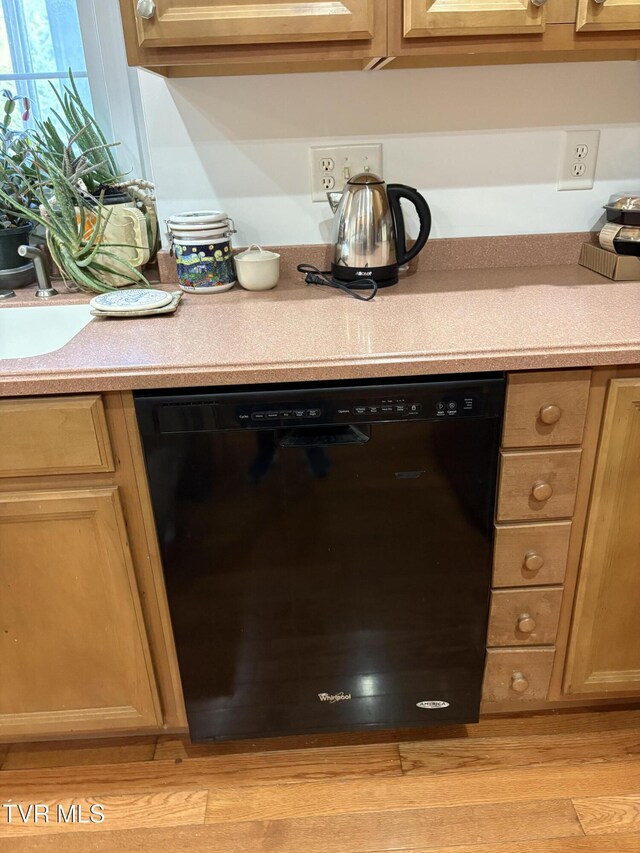 142 Oakwell Ln, Jonesborough, TN 37659 - interior details featuring light wood finished floors, black dishwasher, light countertops, and a sink